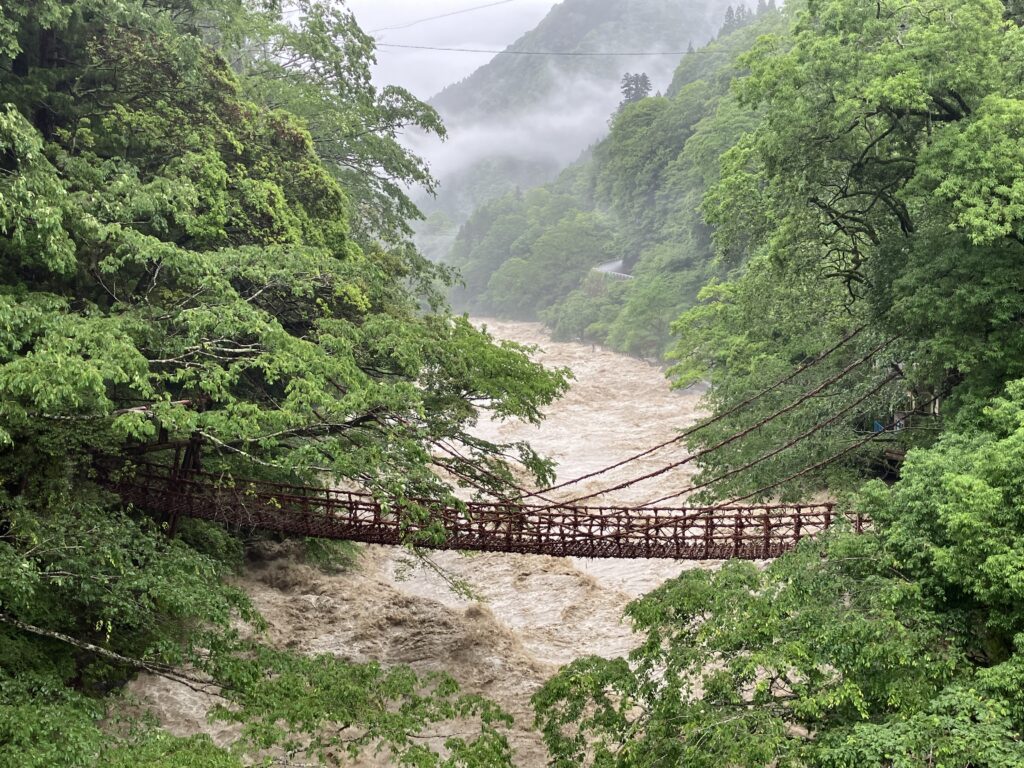 洪水のかずら橋