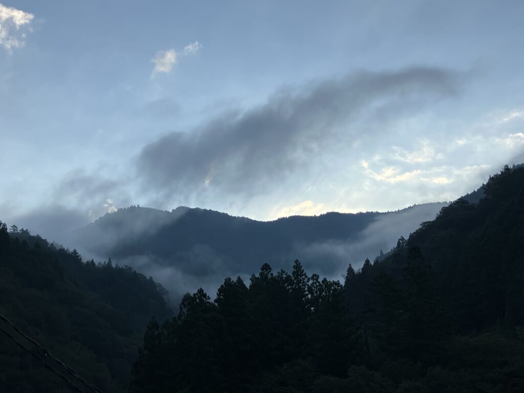 山と山霧