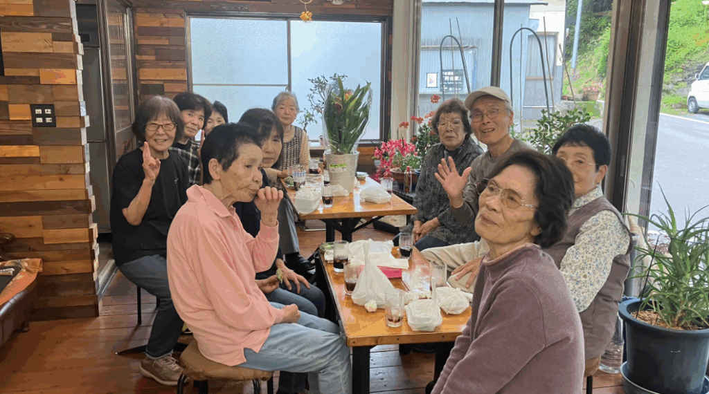 お茶を楽しまれる皆さん
